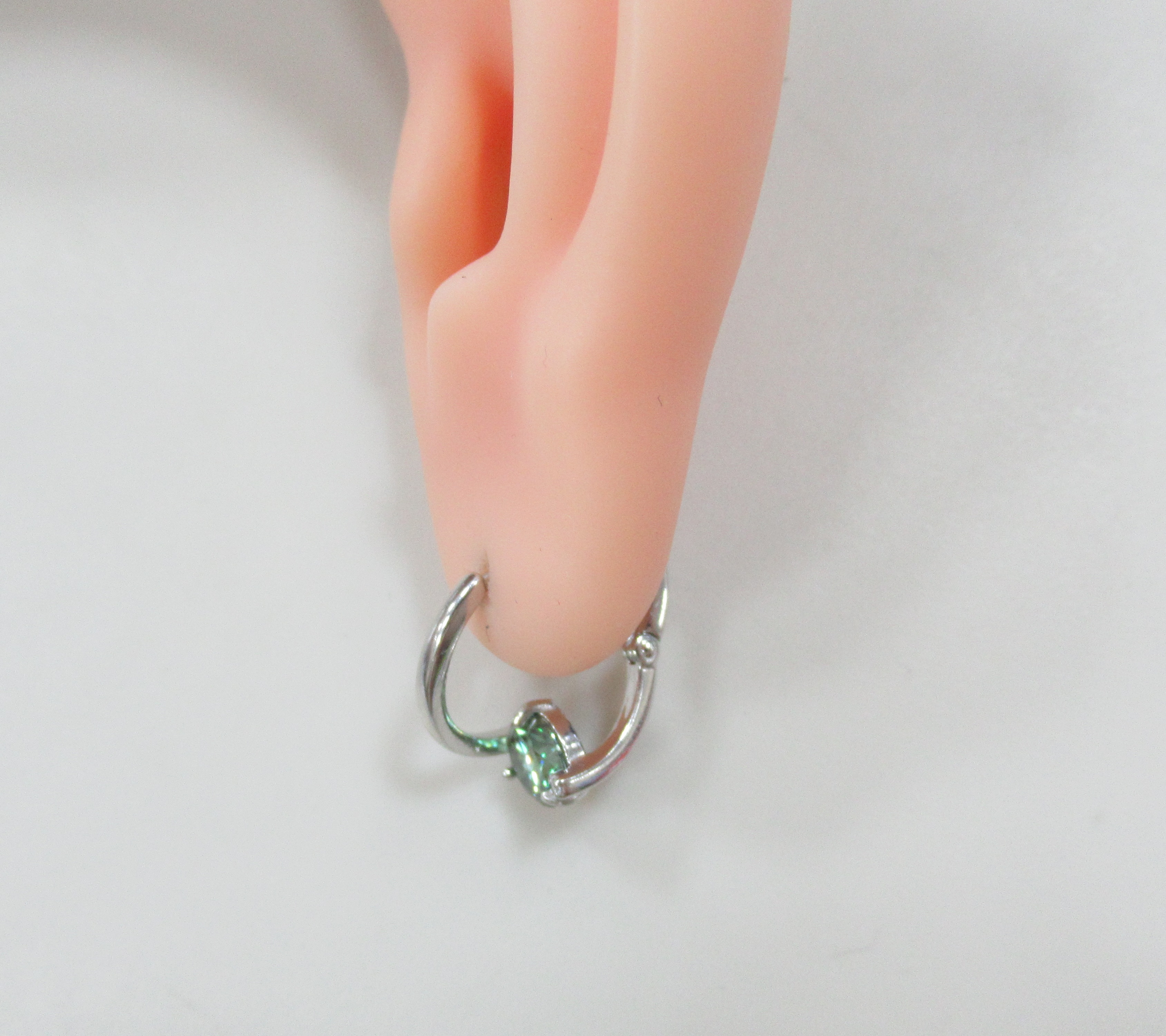 Серебряные серьги-конго с зелеными муассанитами